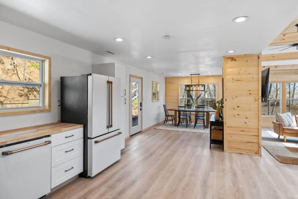 New! Modern Cabin With Two Decks, Bar & Game Room! Gatlinburg Buitenkant foto