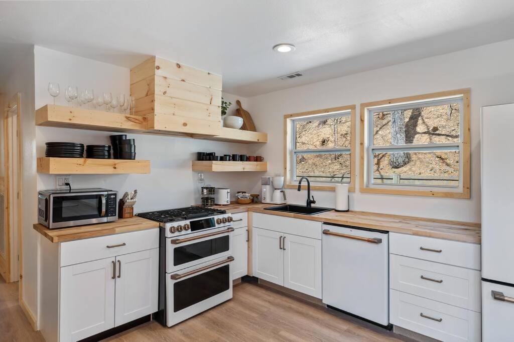 New! Modern Cabin With Two Decks, Bar & Game Room! Gatlinburg Buitenkant foto