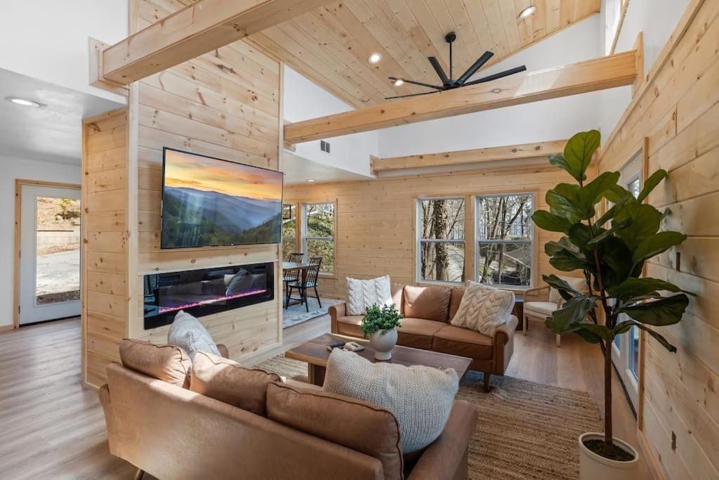 New! Modern Cabin With Two Decks, Bar & Game Room! Gatlinburg Buitenkant foto