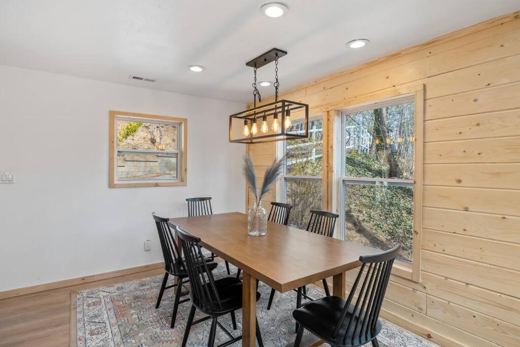 New! Modern Cabin With Two Decks, Bar & Game Room! Gatlinburg Buitenkant foto