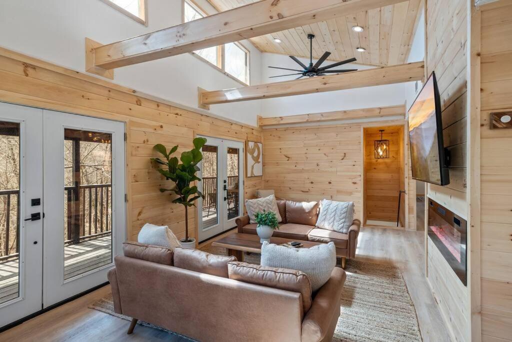 New! Modern Cabin With Two Decks, Bar & Game Room! Gatlinburg Buitenkant foto