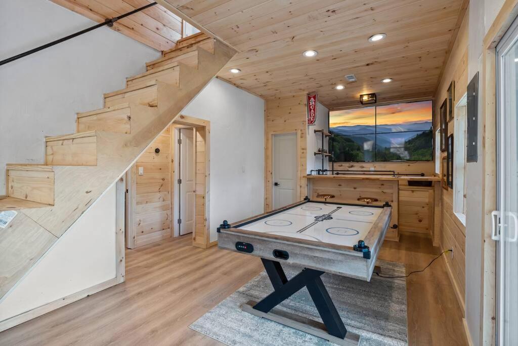 New! Modern Cabin With Two Decks, Bar & Game Room! Gatlinburg Buitenkant foto