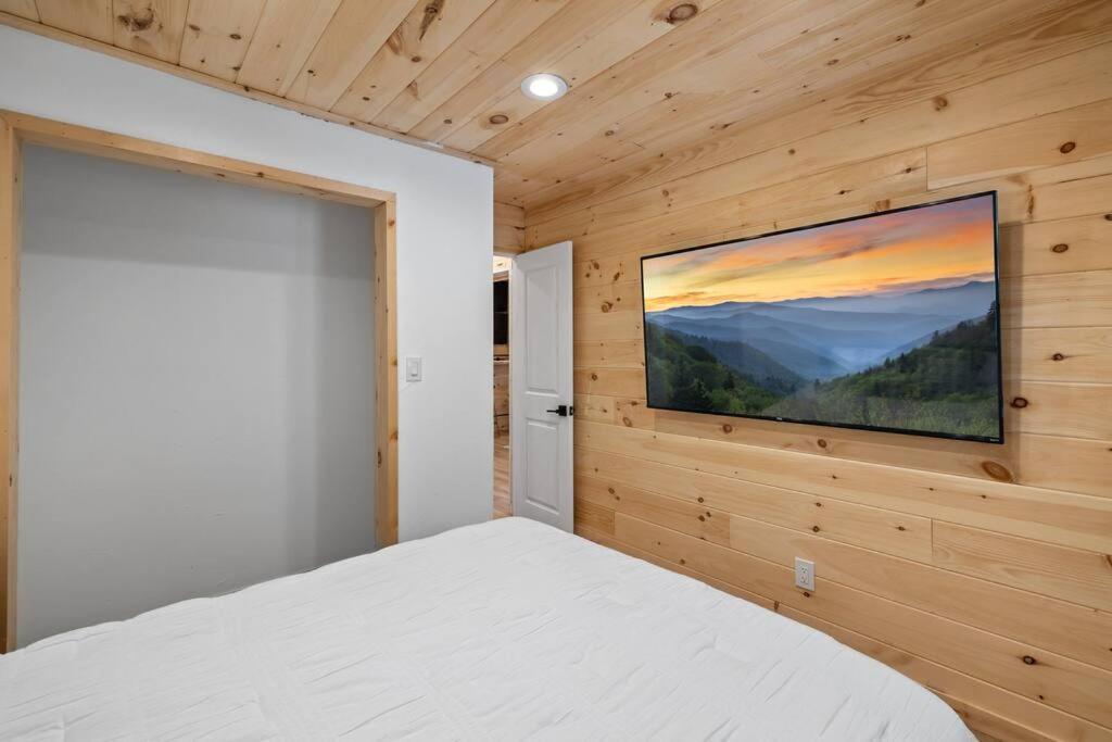 New! Modern Cabin With Two Decks, Bar & Game Room! Gatlinburg Buitenkant foto